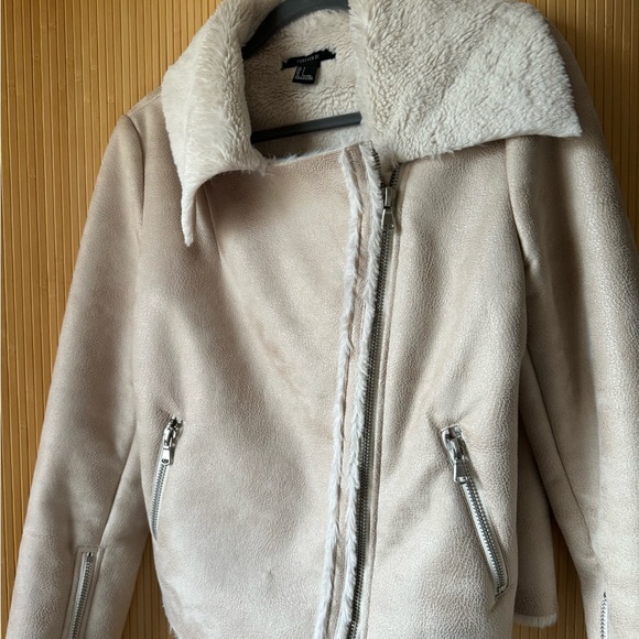 Faux Shearling and ultra suede Moto jacket. Women’s size 6-8 or juniors Large - Picture 2 of 10